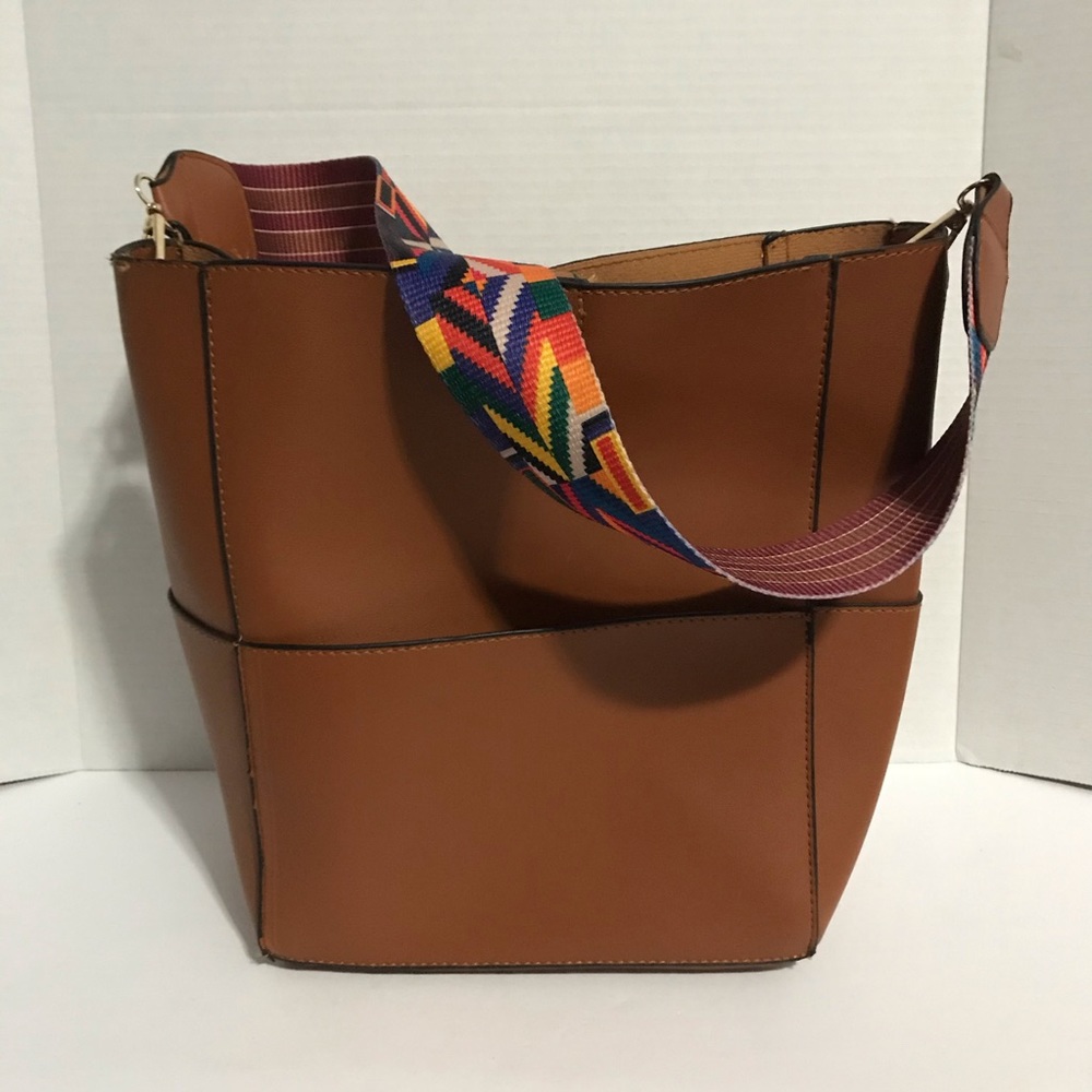 VEGAN LEATHER BUCKET BAG.